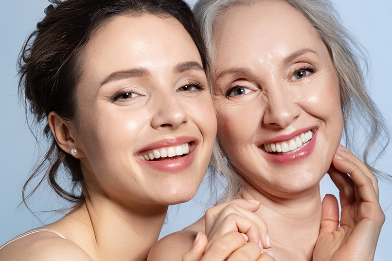 Deux jolie femme de deux generations differente Medecine esthetique Fils tenseurs ou acide hyaluronique | Dr Aime Antibes. Cannes, Nice